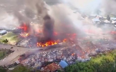 Cháy lớn ở khu dân cư, hàng trăm ngôi nhà bị thiêu rụi