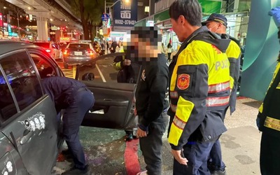 Cãi nhau với bạn trai, người phụ nữ nhảy ra khỏi xe ô tô