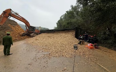 Xe đầu kéo lật đè ô tô con khiến 1 người tử vong