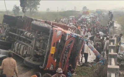 Xe tải chở bông lật đè trúng người đi bộ, 12 người thương vong