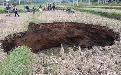 Ruộng lúa bất ngờ xuất hiện hố sụt sâu 5,7 mét, dân đổ xô đến xem