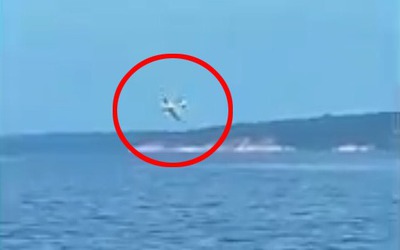 Máy bay bất ngờ lao thẳng xuống sông, 2 người bị thương