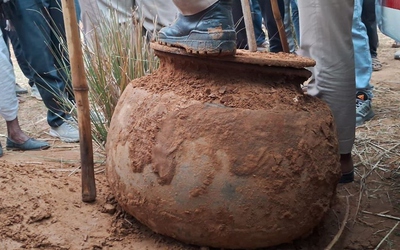 Phát hiện chiếc bình "bí ẩn" nặng 150kg được chôn trên cánh đồng