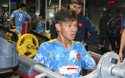 HLV Kim Sang Sik "tái mặt" khi một tiền đạo U23 Việt Nam bỏ dở buổi tập