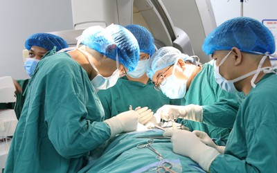 Trượt chân khi lao động, người đàn ông gặp tai nạn nghiêm trọng