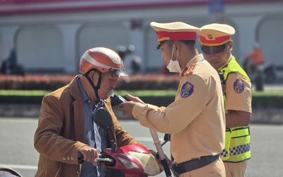 Từ xử phạt vi phạm đến giúp dân tìm lại tài sản, CSGT Đà Nẵng nhận nhiều thư cảm ơn