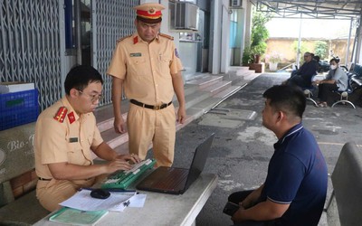 CSGT TP.HCM xử phạt thanh niên buông hai tay lái xe phân khối lớn vào năm 2023

