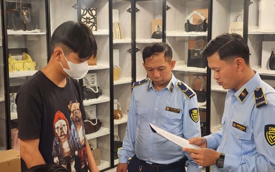 Hàng giả "phù phép" thành Dior, Gucci lên kệ thời trang mùa cận Tết