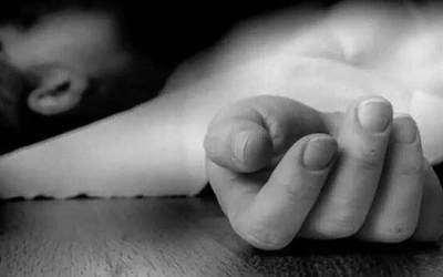 Đang xem điện thoại, bé trai đột nhiên ngã quỵ rồi tử vong