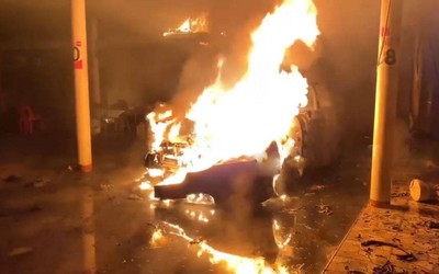 Ô tô mới mua bất ngờ bốc cháy ngùn ngụt trong đêm