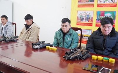 Triệt phá ổ nhóm “đại lý” mua bán súng đạn "chui", bắt giữ 4 đối tượng