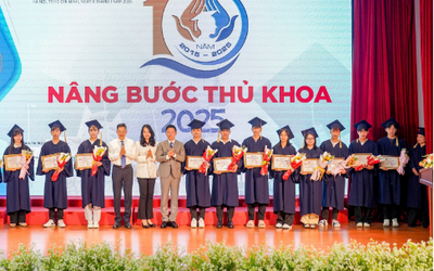 Nâng bước thủ khoa 2025: Giọt nước mắt hạnh phúc của 120 thủ khoa vượt nghịch cảnh