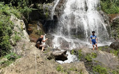 Chụp ảnh tự sướng, nam du khách tử vong khi rơi khỏi thác nước