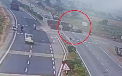 Tránh xe máy, xe tải đâm trúng ô tô con khiến 3 người tử vong