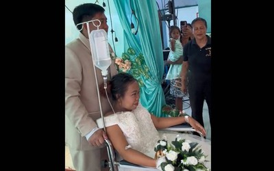 Cô dâu ngồi xe lăn đến đám cưới chỉ vài giờ sau khi sinh con