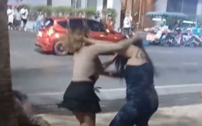 Hai người phụ nữ lao vào đánh nhau dữ dội ngay trên phố