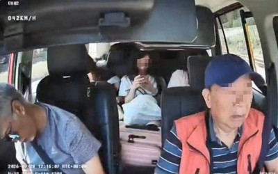 Tài xế taxi bất tỉnh khi đang lái xe, hành khách hoảng loạn la hét