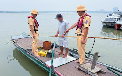 Phát hiện người đàn ông dùng kích điện đánh cá trái phép trên sông Hồng