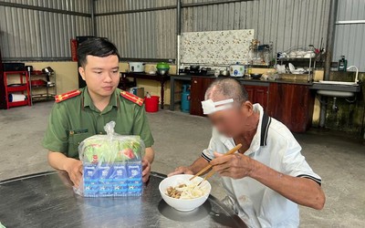 Ấm lòng chuyện công an giúp người đàn ông đi lạc gần 800km về nhà