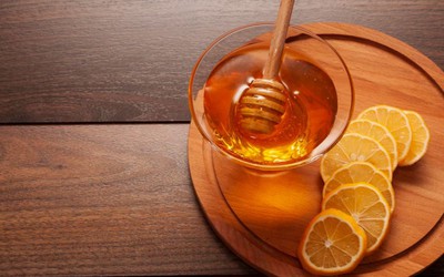 Mẹo phân biệt mật ong thật và giả chỉ nhờ một tờ khăn giấy
