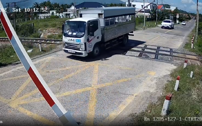 Vượt đường sắt khi đèn đỏ, tài xế bị phạt 19 triệu đồng