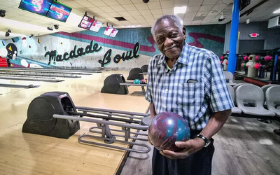 Cụ ông 100 tuổi vẫn chơi bowling như giới trẻ, tiết lộ bí quyết sống thọ giản dị