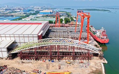 Cầu đi bộ qua sông Sài Gòn thử tải thành công, tiến gần đến giai đoạn hợp long