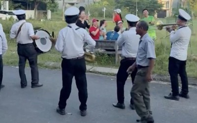 Đội kèn vừa phục vụ đám tang làm điều "khó tin" tại bữa tiệc sinh nhật