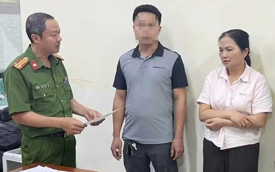 Người phụ nữ bị khởi tố vì mang chuồng chó, giường ra chặn ngõ đi chung