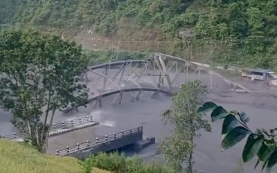 Khoảnh khắc cây cầu bị nước lũ đánh sập, cuốn trôi