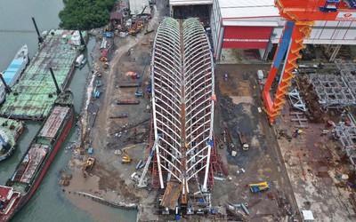 Cấm luồng sông Sài Gòn để hợp long cầu đi bộ hình lá dừa nước gần 1.000 tỷ đồng