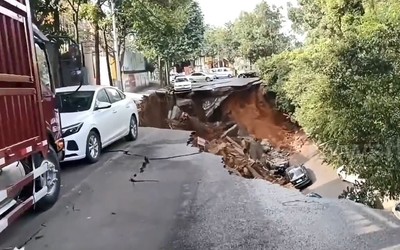 Hố tử thần bất ngờ xuất hiện, "nuốt chửng" 15 chiếc ô tô