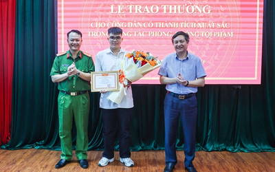 Khen thưởng nam sinh lớp 12 quật ngã 2 đối tượng trộm chó