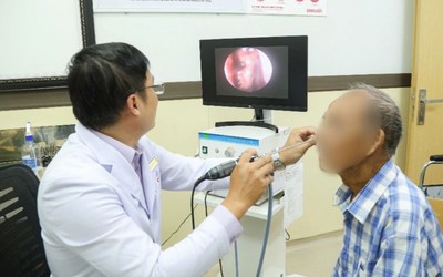 Người đàn ông 74 tuổi chịu cảnh "ngủ ngồi" suốt 10 năm