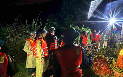 Đi thăm vườn sầu riêng lúc tối, 2 người phụ nữ bị lũ cuốn trôi