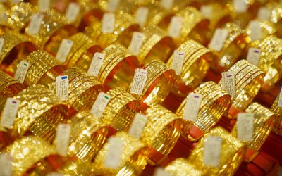 Giá vàng hôm nay (15/10): Giảm mạnh chiều mua vào