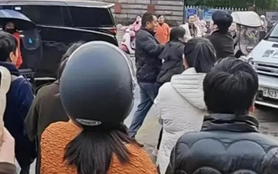 Chàng trai 19 tuổi yêu mẹ đơn thân 39 tuổi, gia đình đến trường học để phản đối