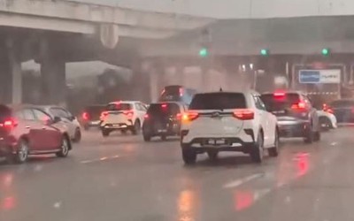 Lốc xoáy nhấc bổng ô tô đang dừng tại trạm thu phí