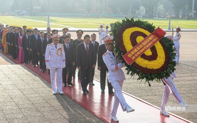 Lãnh đạo Đảng, Nhà nước và các ĐBQH vào Lăng viếng Chủ tịch Hồ Chí Minh
