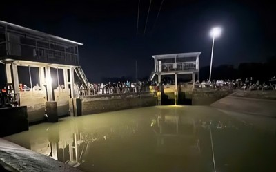 Người mẹ nhảy xuống kênh cứu con, cả hai mẹ con tử vong