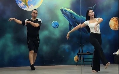 Người đàn ông 40 tuổi chiều vợ nhất vịnh Bắc Bộ, học múa cổ trang biểu diễn cho vợ xem