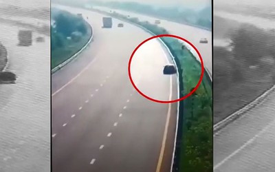 Ô tô mất lái đâm vào dải phân cách, 2 người tử vong, 3 người bị thương