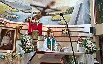 Cây thánh giá rơi khỏi tường, đè tử vong vị linh mục