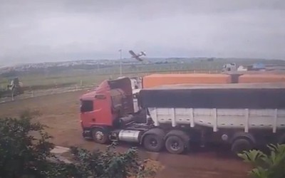 Máy bay rơi xuống cánh đồng, 2 phi công thiệt mạng