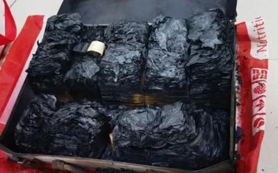 Mang hơn 700 triệu đồng cháy đen đến ngân hàng, cặp vợ chồng nhận kết quả bất ngờ