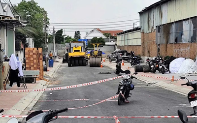 Đang đứng thổi bụi, người đàn ông bị xe lu cán tử vong