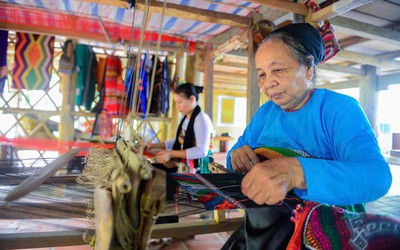 Giữ nghề dệt thổ cẩm, tạo sinh kế từ du lịch cho người dân vùng cao