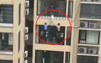 Bé gái kẹt đầu vào lan can ban công tầng 12 và màn giải cứu thót tim