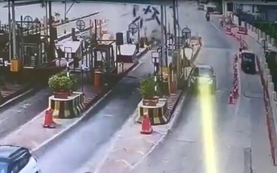 Xe ô tô đâm vào trạm thu phí, bình oxy y tế văng xuống đường
