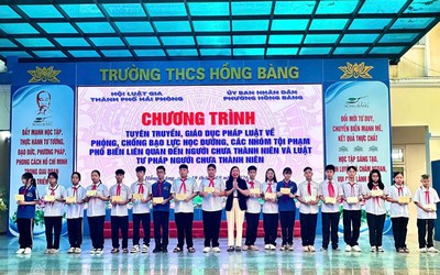 Hải Phòng: Tuyên truyền pháp luật, trao học bổng cho học sinh khó khăn